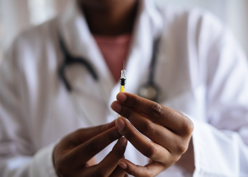vacinação nacional - governo adia vacinação contra a dengue que e adiada-para o próximo ano.